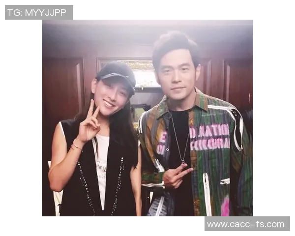 周杰伦与足球明星亲密合影展现运动与音乐的完美结合