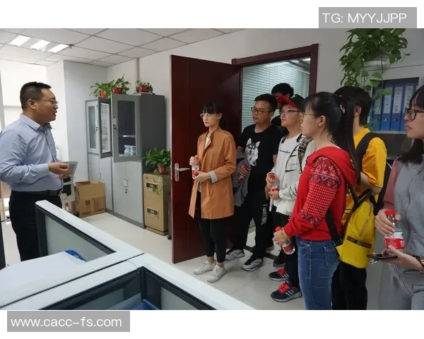 足球明星李玮锋现状揭秘他在职业生涯后的生活与发展动态 足球明星李玮锋现状揭秘他在职业生涯后的生活与发展动态